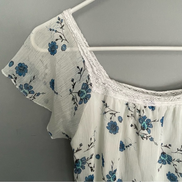 3/$20 | Ricki’s Floral top - Picture 2 of 5